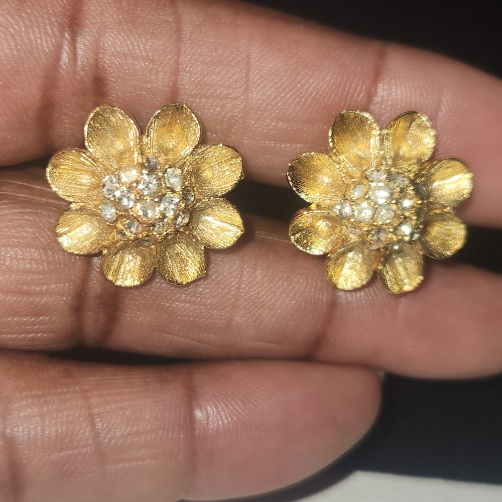 Vintage Gold Tone Flower Rhinestone Clip On Earrings Textured Floral Studs